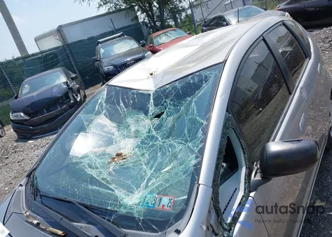 2010 Honda Fit z USA, uszkodzony, nr VIN JHMGE8H21AS011436